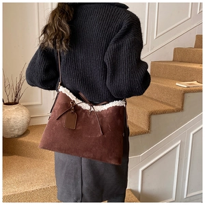 Borsa tote in pelle scamosciata marrone con bordo in finta pelliccia bianca in autunno