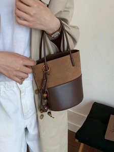 Vintage PU Leather Stitched Bucket Bag For Women Retro Suede Texture Shoulder Bag With Tassel Large Capacity Commuting Bag