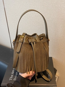 Sac seau à franges vert vintage avec cordon de serrage et bandoulière réglable