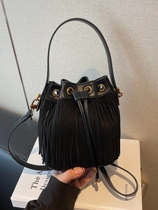 Sac seau à franges noir élégant en daim mat avec des détails en métal doré chic