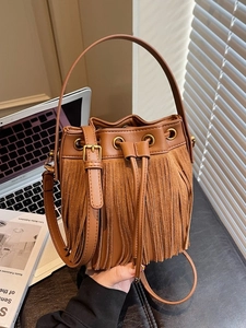 Sac seau vintage marron en cuir avec pompons à franges et détails dorés