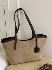 Sac fourre-tout tendance en daim beige avec anses en cuir marron et boucle réglable