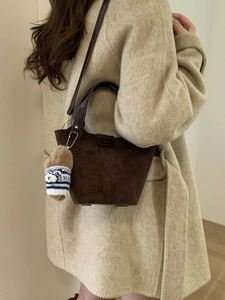 Vintage dunkelbraune Wildleder-Eimertasche mit Ledergriffen und süßem Plüsch-Anhänger