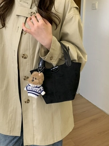 Schwarze Bucket-Tasche im Retro-Stil mit niedlichem Hundeanhänger im schicken Innenraum