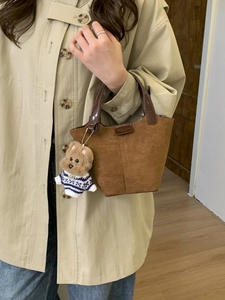 Vintage-Eimer-Handtasche aus braunem Wildleder mit Ledergriffen und Bärenanhänger