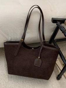 Sac fourre-tout rétro en daim synthétique marron foncé avec fines bretelles réglables