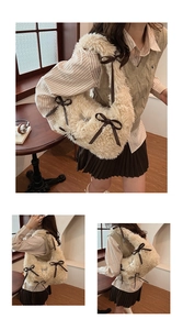 Dettaglio borsa a spalla in peluche crema con fiocchi decorativi in raso marrone