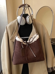 Borsa a Tracolla Retro in Scamosciato per Donna Grande Capacità Borsa a Secchiello Con Finiture in Finta Lana di Agnello Fiocco