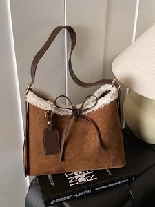 Borsa tote in camoscio marrone con bordo in ecopelliccia bianca e fiocco autunnale