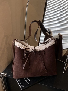 Borsa a spalla in pelle scamosciata marrone con bordo in peluche e fiocco