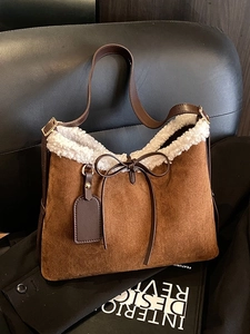 Borsa tote vintage in pelle scamosciata marrone con bordo in ecopelliccia bianca e fiocco