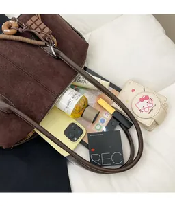 Vue de dessus d'un grand sac fourre-tout marron montrant sa capacité et sa fermeture éclair