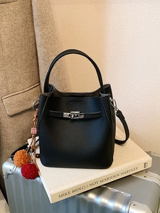 Borsa a secchiello minimalista in pelle nera martellata con fibbia metallica e charm