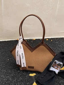 Retro large-capacity woven tote bag in brown with autumn-inspired outdoor styling