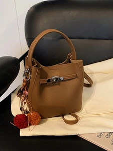 Elegante borsa a secchiello in pelle marrone con motivo litchi e chiusura a girello