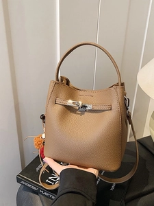 Borsa a secchiello marrone in pelle martellata con manico e chiusura argento