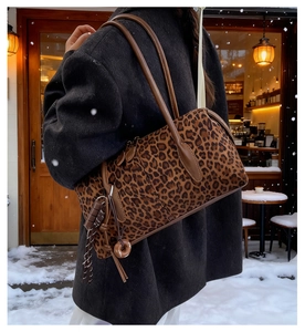 Détail du sac Boston léopard avec bandoulière marron foncé et pendentif donut chic