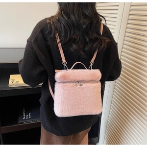 Rosa Plüsch-Mini-Rucksack Rückansicht mit weichem Kunstfell und schmalen Gurten