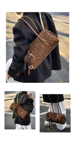 Détail du sac Boston léopard avec anses en cuir, glands et garnitures métalliques
