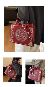 Détail du sac de mariée rouge avec broderie dorée de dragon et symbole de mariage Xixi