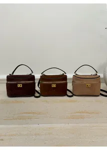 Trois sacs bandoulière en daim marron avec fermoirs rotatifs dorés et poignées supérieures