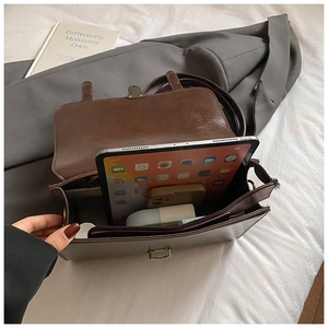 Interno dettagliato della borsa messenger vintage marrone con grande capacità per tablet