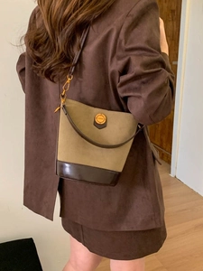 Retro color-block bucket bag in brown suede and leather with fashion gold metal detail