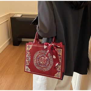 Détail du sac cabas de mariage rouge avec broderie traditionnelle chinoise et soie