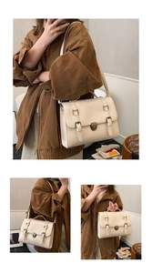 Dettagli della borsa vintage in pelle color crema con fibbie e finiture in bronzo antico