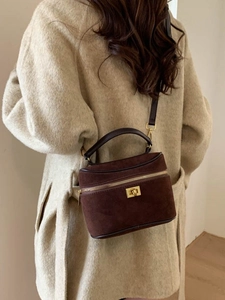 Sac boîte en daim marron foncé avec boucle dorée vintage et bandoulière en cuir