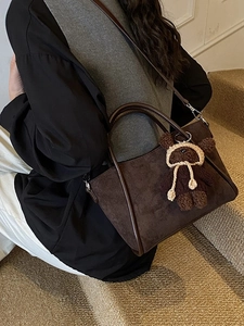 Vintage dunkelbraune Wildleder Beuteltasche mit Bärenanhänger für den Herbst