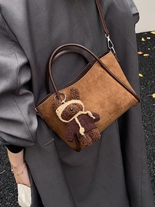 Vintage Damen-Beuteltasche aus braunem Wildleder mit niedlichem Bären-Anhänger