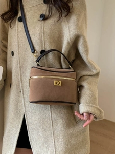 Sac à main en daim marron avec fermoir doré et bandoulière en cuir contrastée