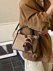Vintage Khaki Wildleder Beuteltasche mit braunem Rand und süßem Bärenanhänger Damen