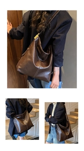 Détail du sac seau en cuir marron foncé avec coutures contrastées et boucle dorée