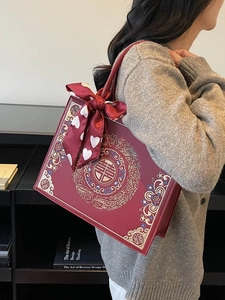 Sac de mariage chinois rouge avec broderie dorée et foulard en soie à cœurs