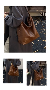 Gros plan d'un sac seau rétro marron montrant les coutures blanches et le cuir texturé
