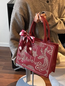 Sac mariage chinois rouge avec broderie dragon phénix et foulard en soie à cœurs