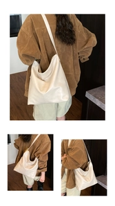 Détail d'un grand sac hobo crème montrant la texture du cuir et son design spacieux et élégant