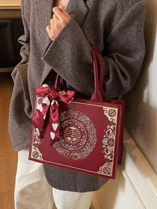 Sac de mariage rétro rouge avec broderie de dragon et symbole Xi pour mariée