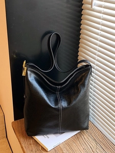 Sac seau vintage noir avec surpiqûres blanches contrastées et longue bandoulière