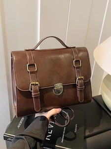 Borsa a tracolla vintage marrone scuro con cinturini a fibbia e chiusura in metallo