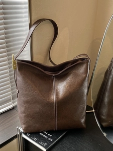 Grand sac seau rétro marron foncé en cuir avec surpiqûres blanches contrastées