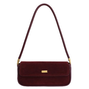 Sac baguette rétro en daim bordeaux avec plaque dorée et fine bandoulière en cuir souple