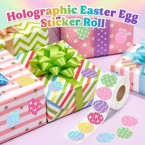 Rotolo di adesivi olografici per uova di Pasqua su scatole regalo decorative e colorate