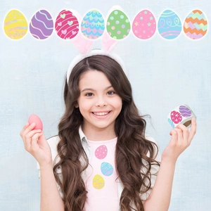 Dettaglio di adesivi colorati a forma di uovo di Pasqua con motivi geometrici festivi