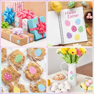 Primo piano di adesivi colorati con uova di Pasqua su scatole regalo e diari
