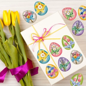 Dettaglio di adesivi pasquali a forma di uovo con fiori su confezione regalo