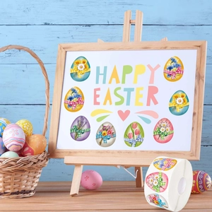 Dettaglio di adesivi pasquali a forma di uovo con motivi floreali e scritte festive