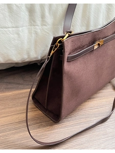 Détail du sac cabas en daim marron foncé avec compartiments accordéon et fermoir doré